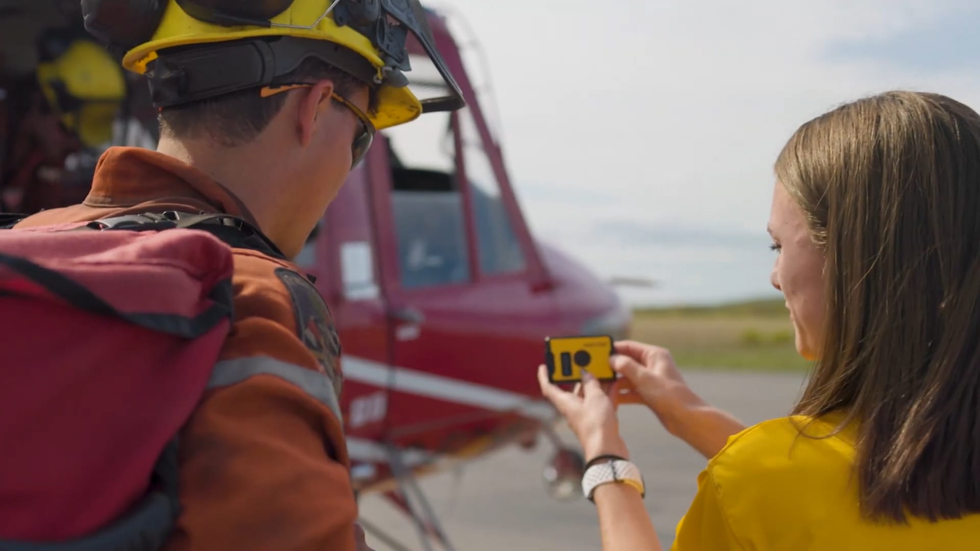 CROSH student showing physiology measuring device to a fireranger